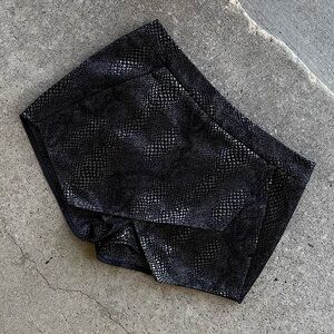 EXPRESS BLACK-SILVER METALLIC SNAKESKIN PRINT SKORT